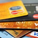 Українцям масово блокують рахунки через повторні соцвиплати