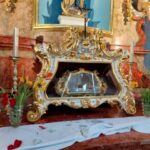 В Чехии нашли украденный 800-летний череп святой: похититель замуровал его в бетон