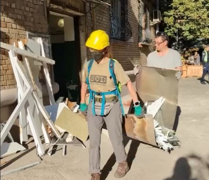 &laquo;Після влучання &bdquo;Шахеда&ldquo; з-під завалів ми&nbsp;витягли десь 15 собак і&nbsp;котів&raquo;: волонтери спільноти &laquo;Київські кажани&raquo; допомагають постраждалим людям
